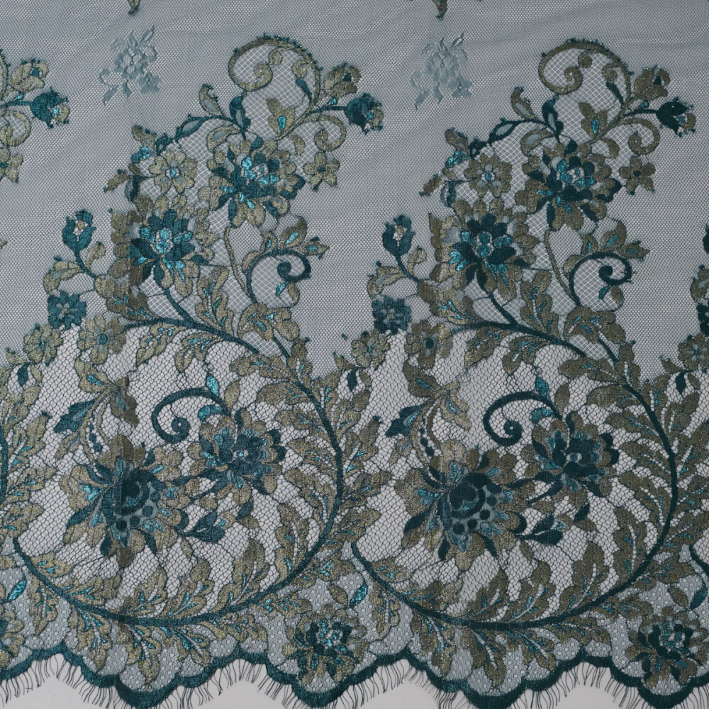 Dantela chantilly cu model floral si fir metalizat Verde smarald
