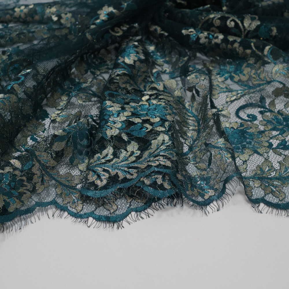 Dantela chantilly cu model floral si fir metalizat Verde smarald