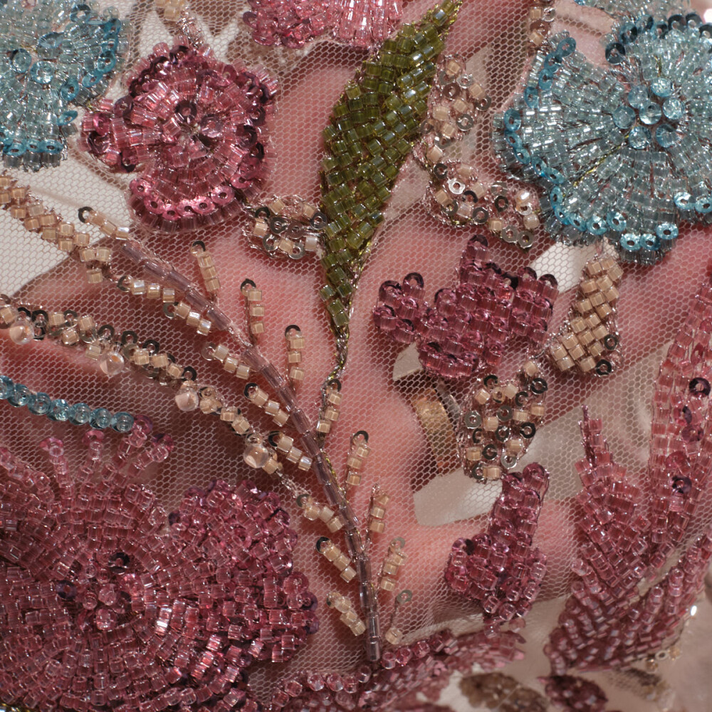 Dantela multicolor accesorizata cu margelute si perle 
