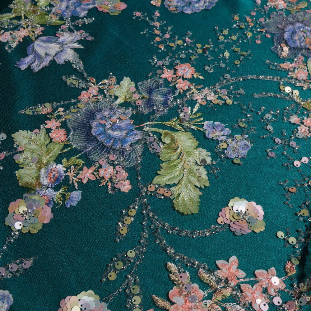 Dantela accesorizata cu motive florale pe tul turcoaz