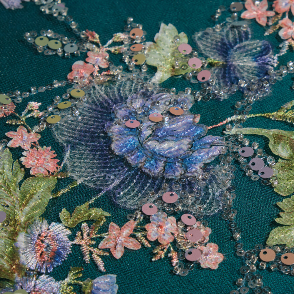 Dantela accesorizata cu motive florale pe tul turcoaz