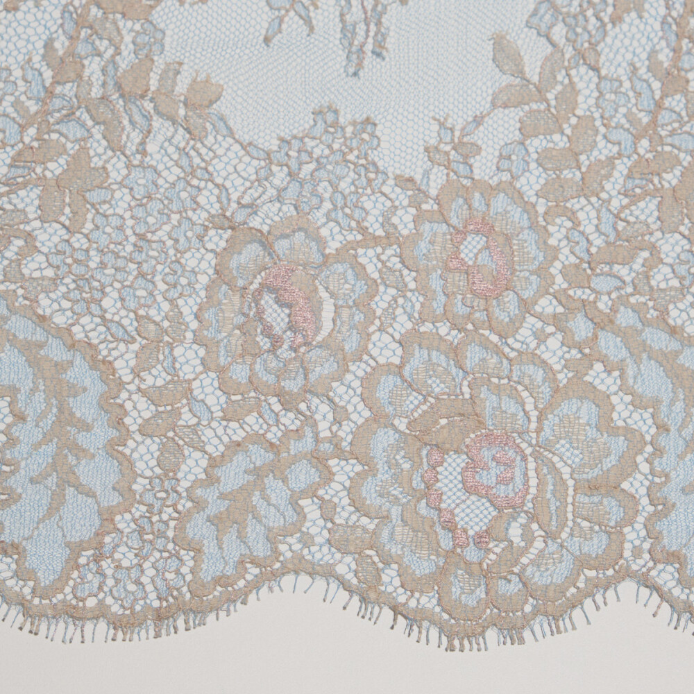 Dantela chantilly in doua tonuri