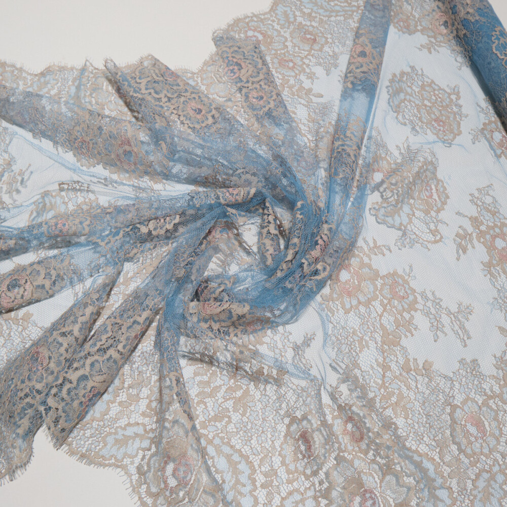 Dantela chantilly in doua tonuri