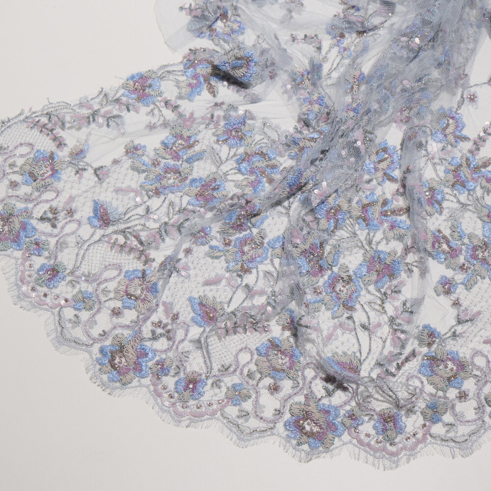 Dantela chantilly brodata cu paiete si maergel - floral pastel