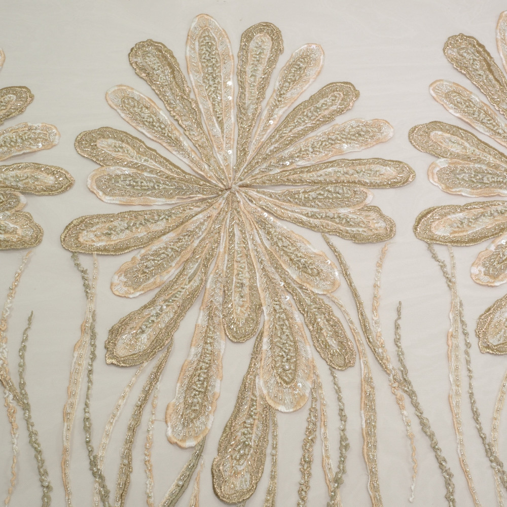 Dantela cu motive florale pe tul nude deschis accesorizata cu margelute in nuante de bej cu accente aurii