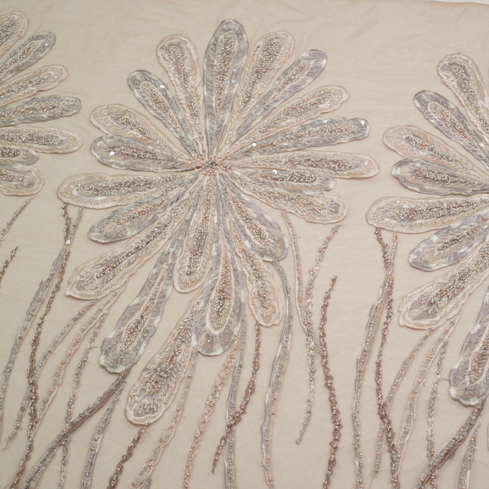 Dantela cu motive florale pe tul nude inchis accesorizata cu margelute in nuante de gri cu accente argintii