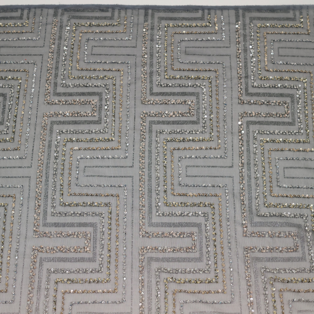 Dantela accesorizata cu margelute si paiete pe tul plisat in degrade