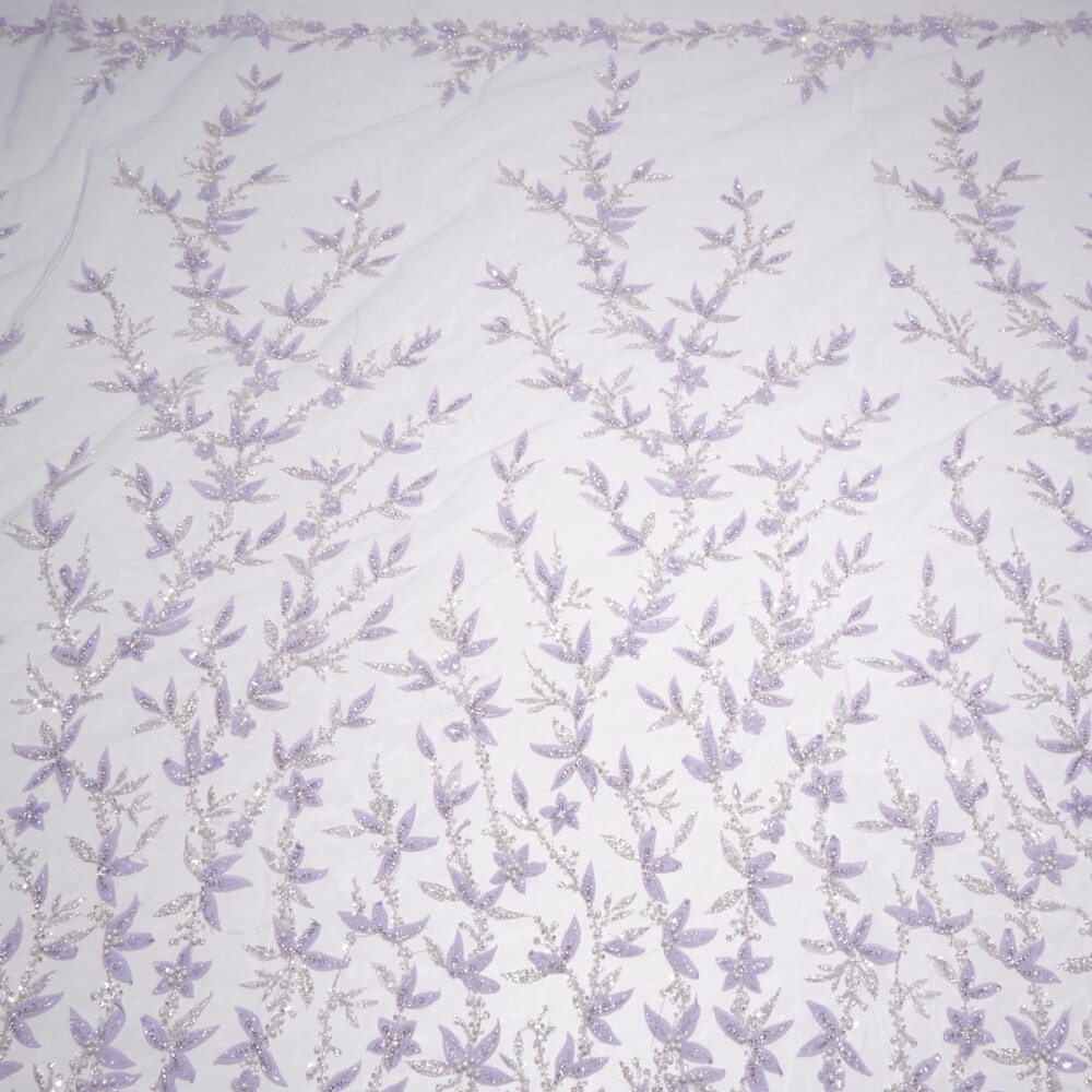 Dantela accesorizata cu margelute si floricele Lavanda