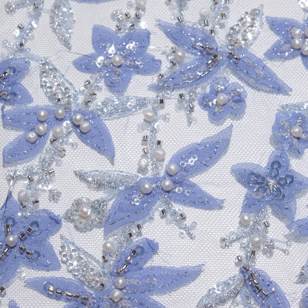 Dantela accesorizata cu margelute si floricele Bleu