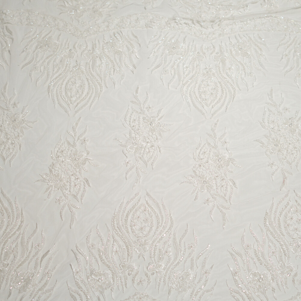 Detaliu broderie florală pe dantelă ivoire pentru rochie de mireasă