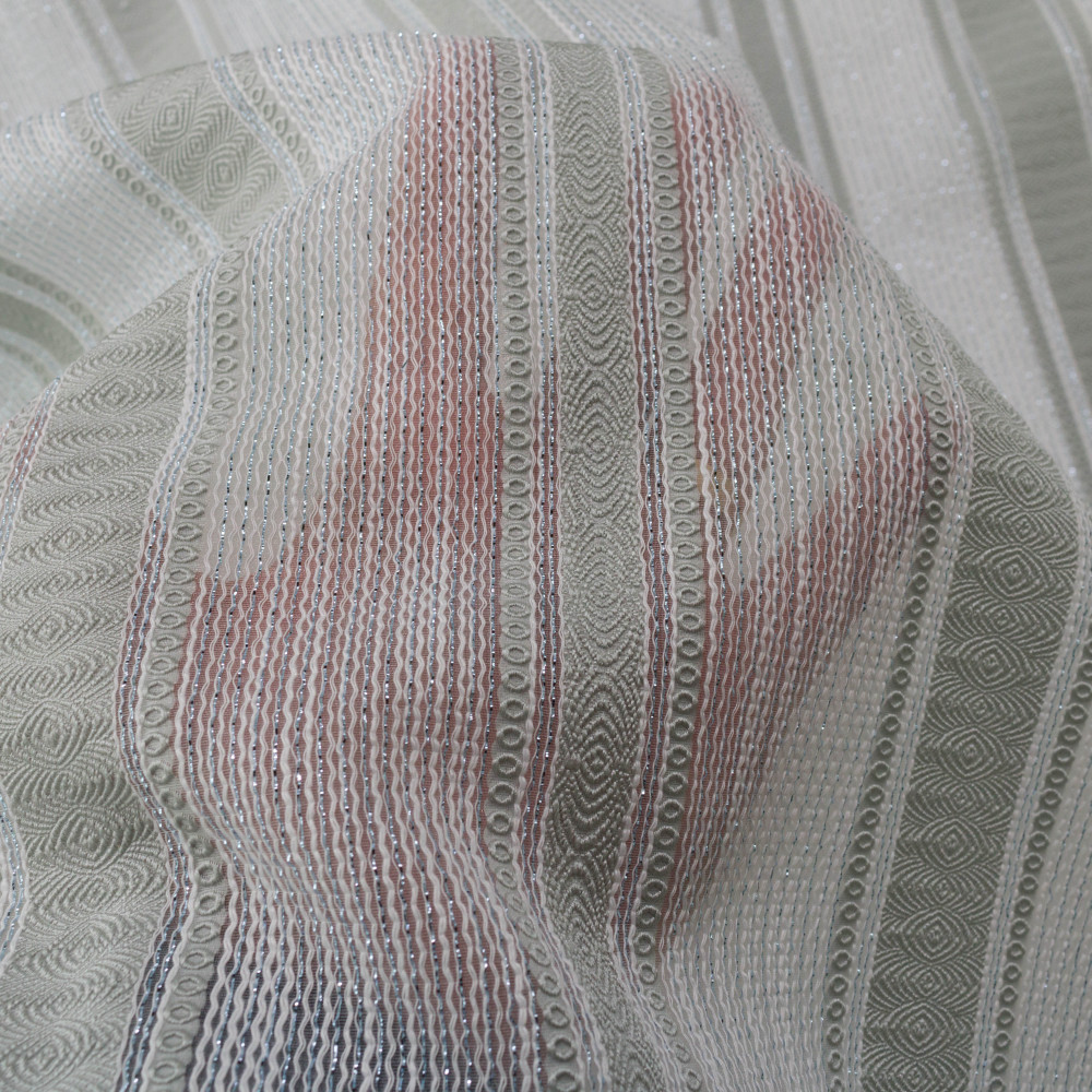 Jacquard in dungi cu fir metalic semi-transparent 