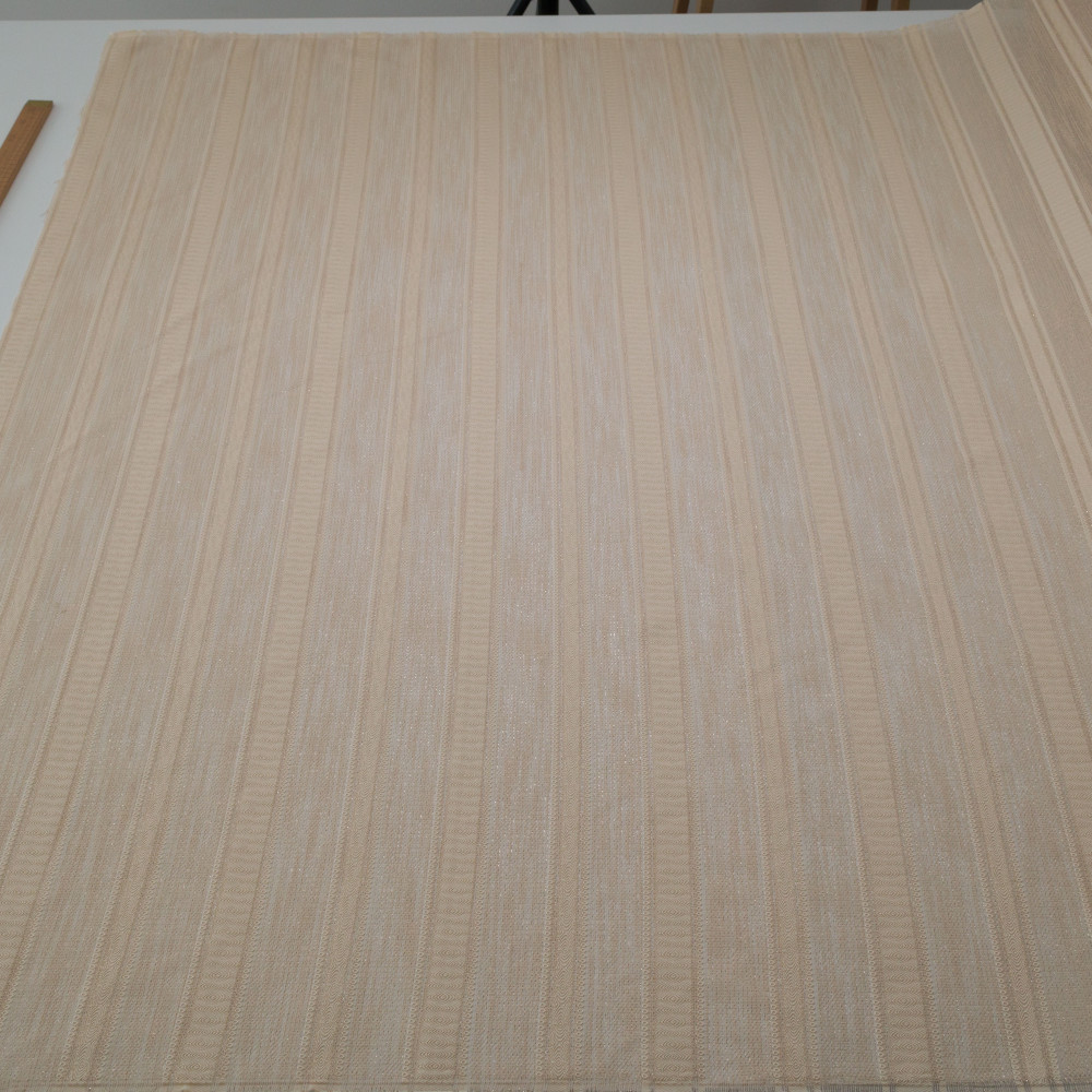 Jacquard in dungi cu fir metalic semi-transparent 