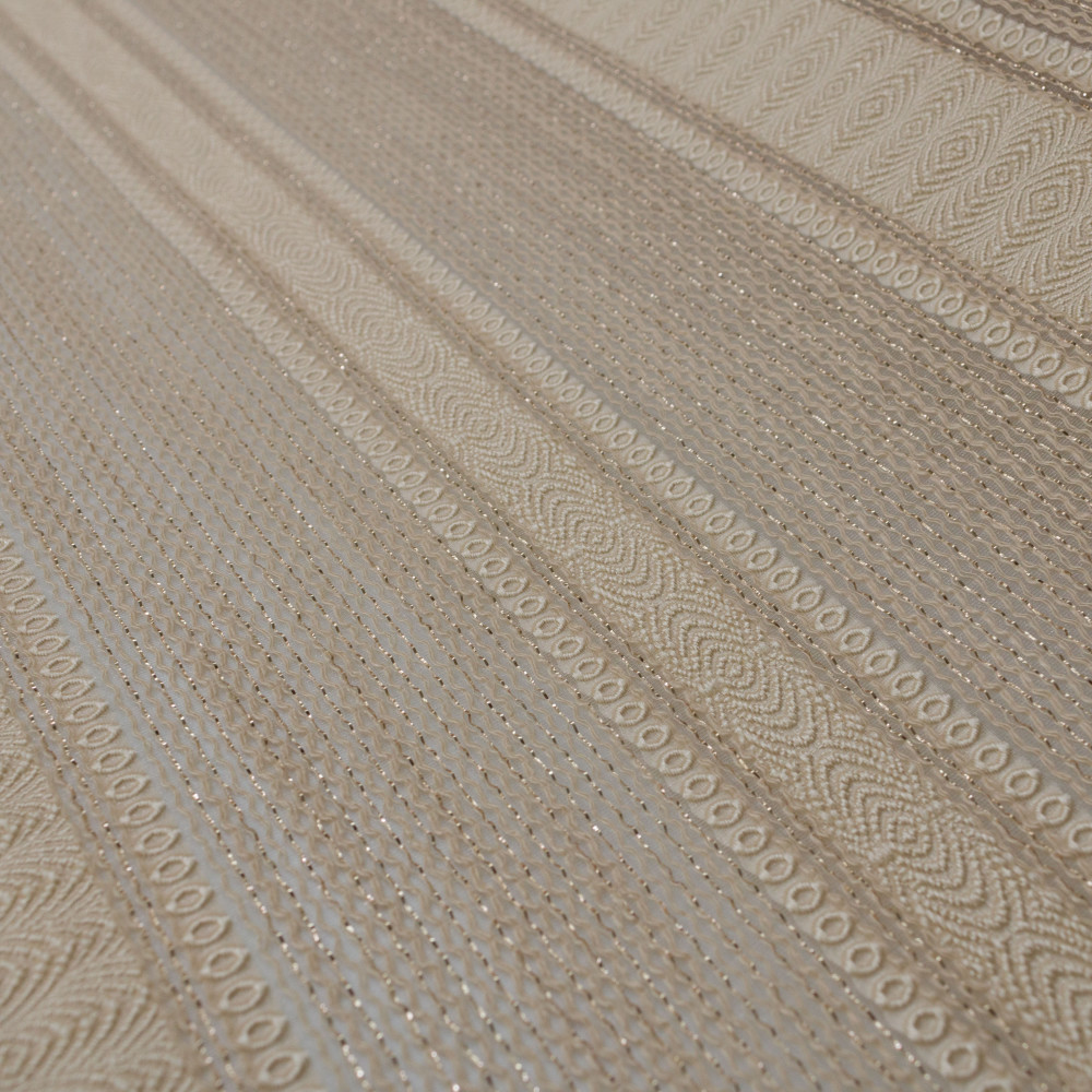 Jacquard in dungi cu fir metalic semi-transparent 