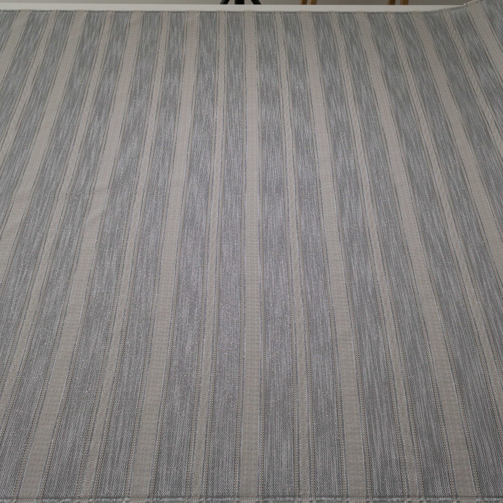 Jacquard in dungi cu fir metalic semi-transparent 