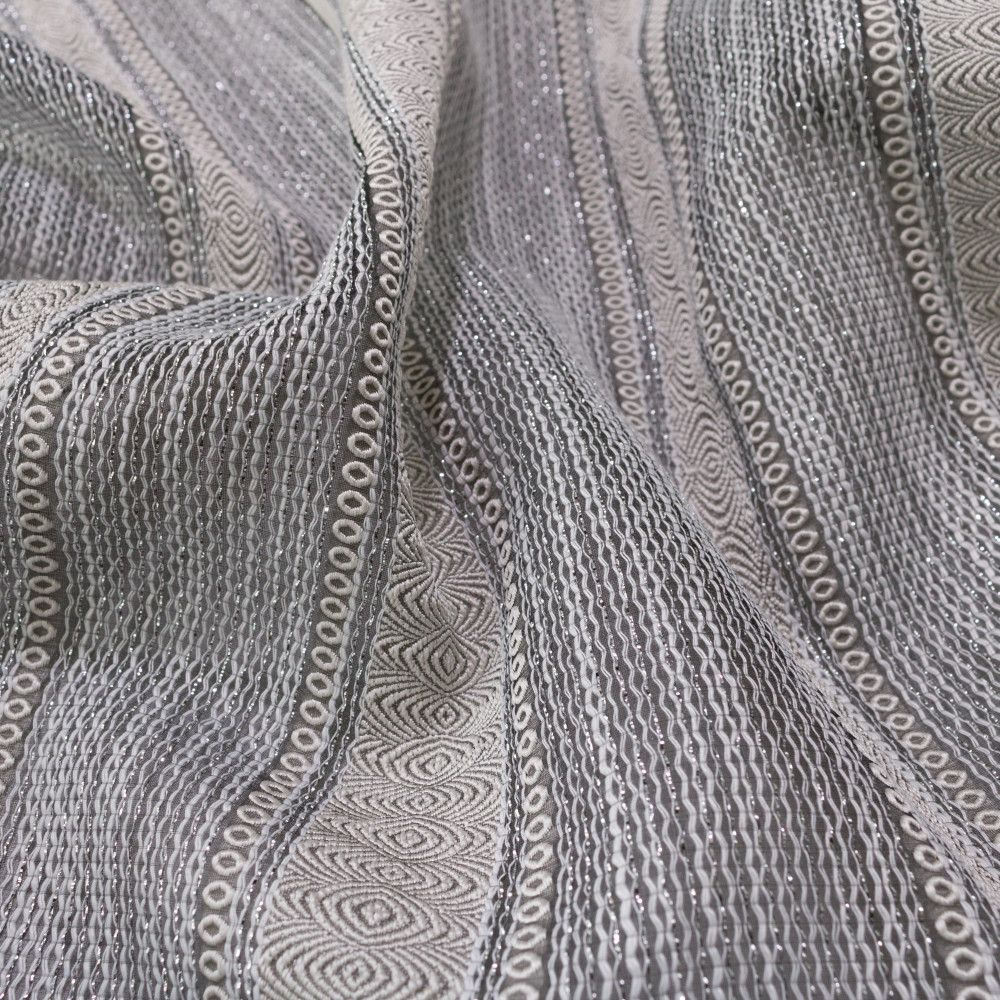 Jacquard in dungi cu fir metalic semi-transparent 