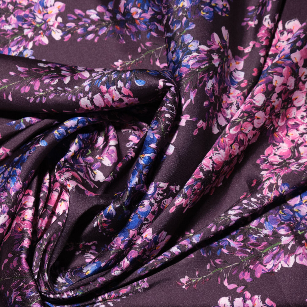 Matase imprimata digital cu motiv floral multicolor si fundal mov pruna