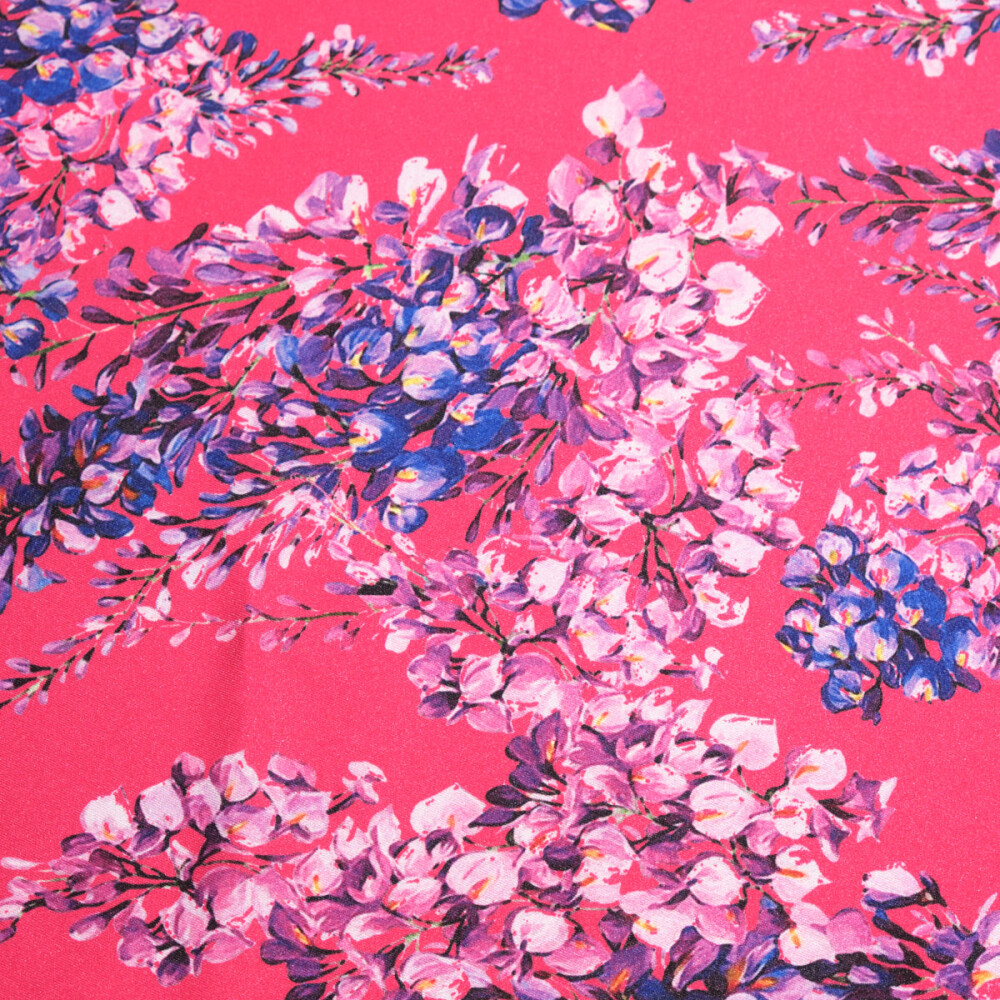 Matase imprimata digital cu motiv floral multicolor pe fond rosu