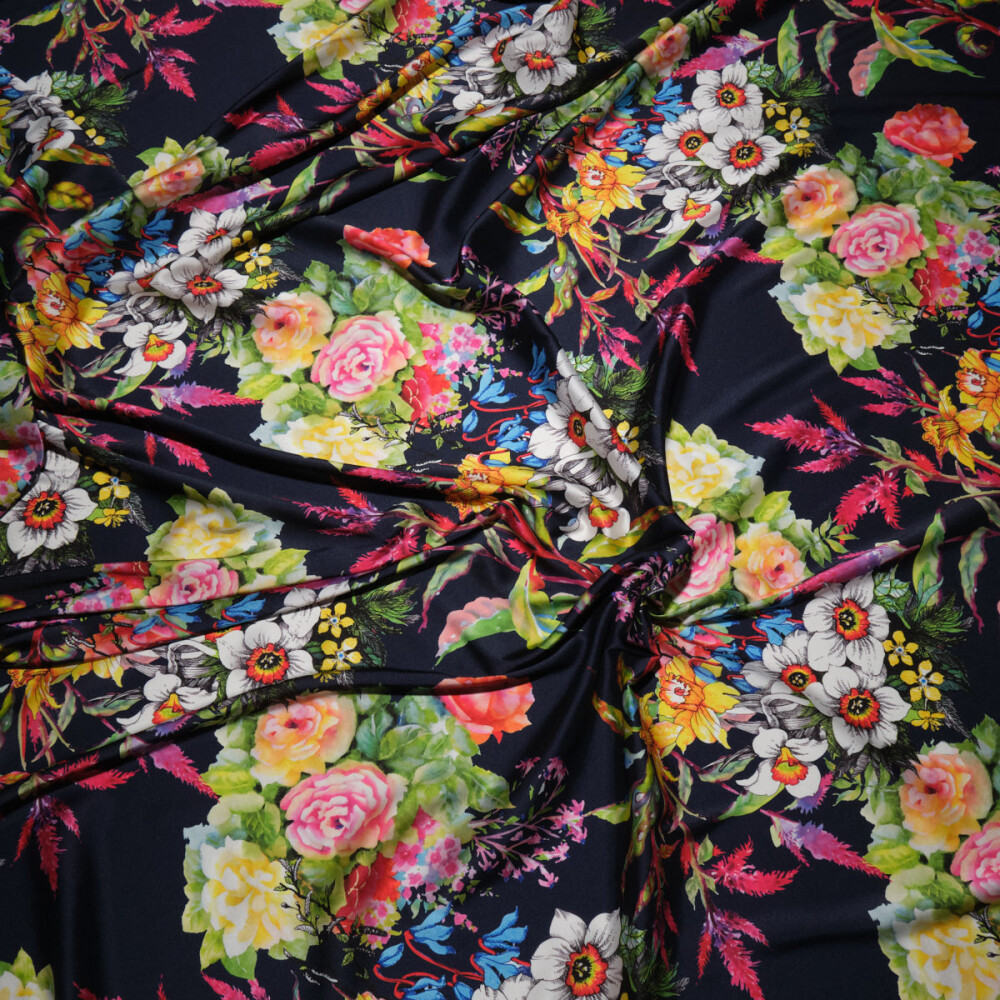 Matase imprimata digital cu motiv floral multicolor pe fundal negru