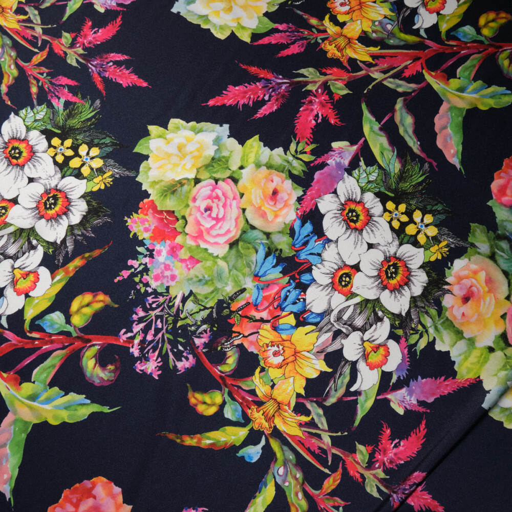 Matase imprimata digital cu motiv floral multicolor pe fundal negru