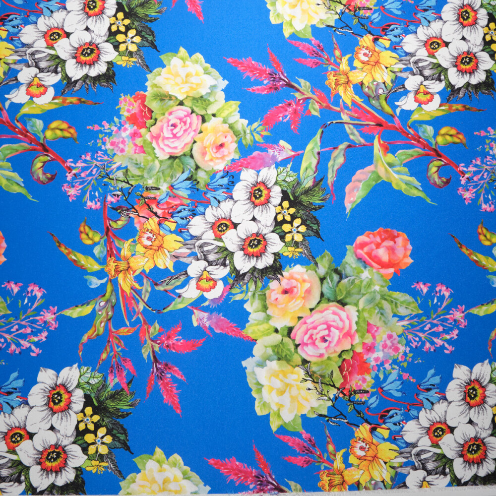 Matase imprimata digital cu motiv floral multicolor si fundal albastru