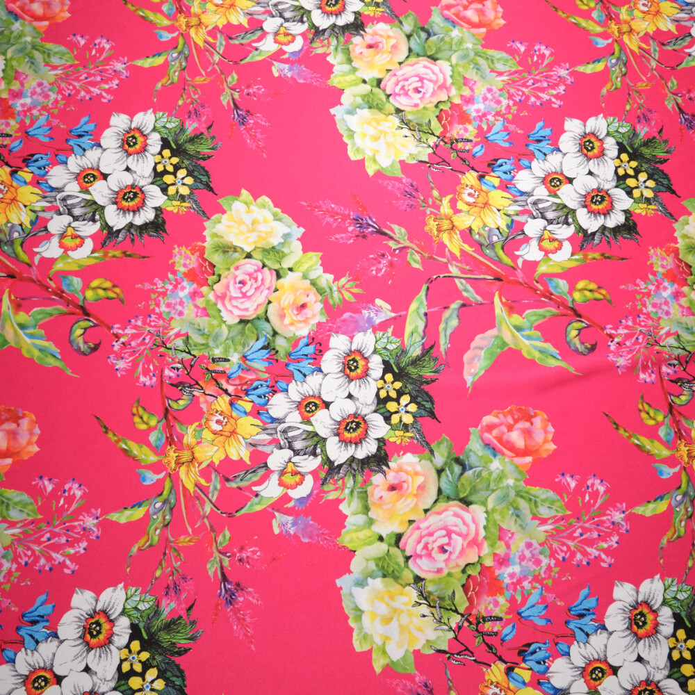 Matase imprimata digital cu motiv floral multicolor pe fond fuchsia