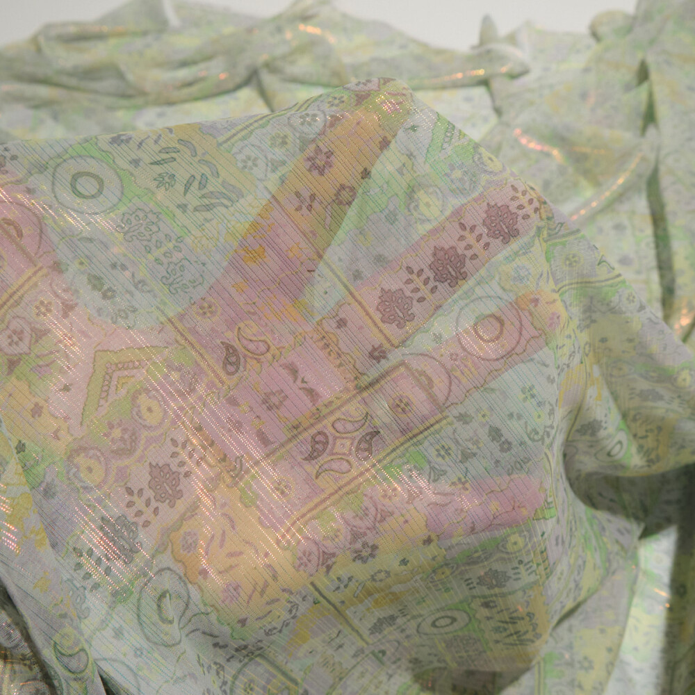 Voal imprimat cu iriziatii aurii si motive orientale pastel