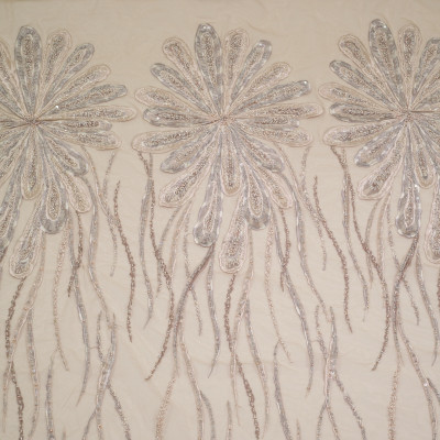 Dantela cu motive florale pe tul nude inchis accesorizata cu margelute in nuante de gri cu accente argintii