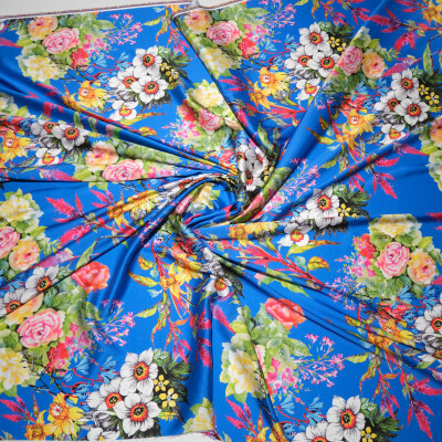 Matase imprimata digital cu motiv floral multicolor si fundal albastru