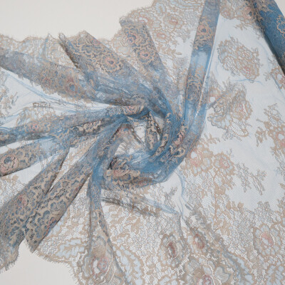 Dantela chantilly in doua tonuri