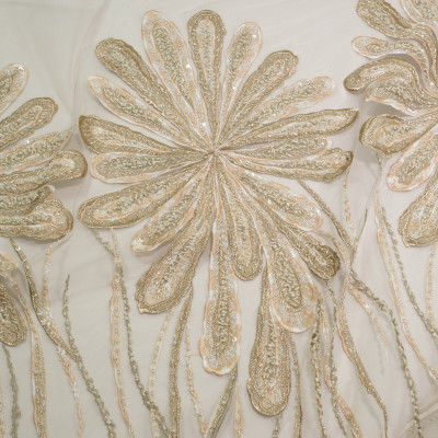 Dantela cu motive florale pe tul nude deschis accesorizata cu margelute in nuante de bej cu accente aurii