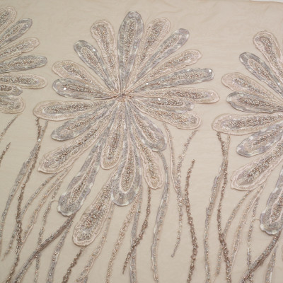 Dantela cu motive florale pe tul nude inchis accesorizata cu margelute in nuante de gri cu accente argintii