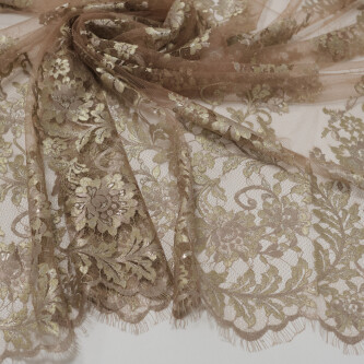 Dantela chantilly cu model floral si fir metalizat Nude bronz