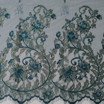 Dantela chantilly cu model floral si fir metalizat Verde smarald