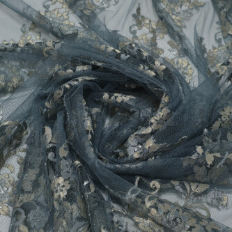 Dantela chantilly cu model floral si fir metalizat Gri
