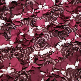 Dantela cu floricele 3D Burgundy cu alb