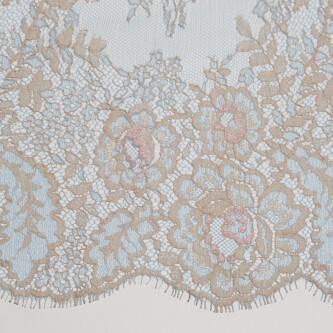 Dantela chantilly in doua tonuri