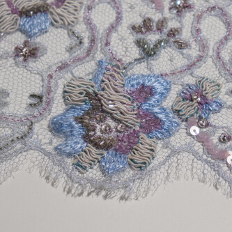 Dantela chantilly brodata cu paiete si maergel - floral pastel