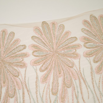 Dantela cu motive florale pe tul nude accesorizata cu margelute in nuante de roz prafuit cu accente vernil  ULTIMA BUCATA