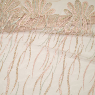 Dantela cu motive florale pe tul nude accesorizata cu margelute in nuante de roz prafuit cu accente vernil  ULTIMA BUCATA