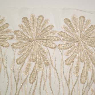 Dantela cu motive florale pe tul nude deschis accesorizata cu margelute in nuante de bej cu accente aurii