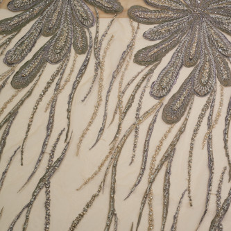 Dantela cu motive florale pe tul nude inchis accesorizata cu margelute in nuante de greige cu accente aurii