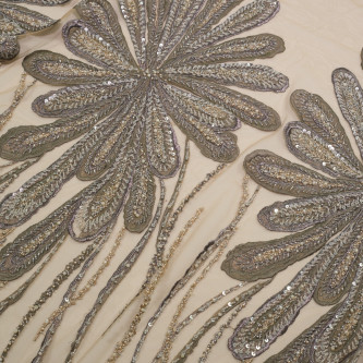 Dantela cu motive florale pe tul nude inchis accesorizata cu margelute in nuante de greige cu accente aurii