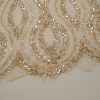 Dantela chantilly accesorizata manual Auriu