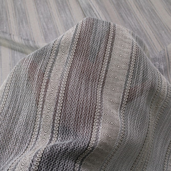 Jacquard in dungi cu fir metalic semi-transparent 