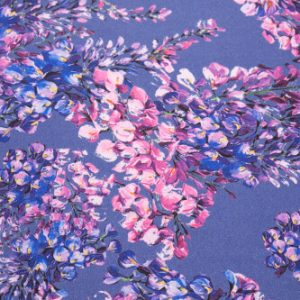 Matase imprimata digital cu motiv floral multicolor si fundal mov 
