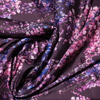 Matase imprimata digital cu motiv floral multicolor si fundal mov pruna