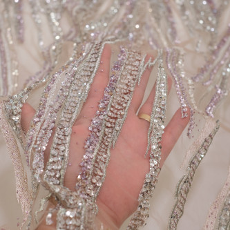 Dantela accesorizata 